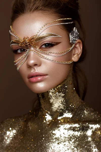 Όμορφο κορίτσι στη χρυσή μάσκα και φωτεινά βραδυνό μακιγιάζ. Πρόσωπο ομορφιάς. — Φωτογραφία Αρχείου