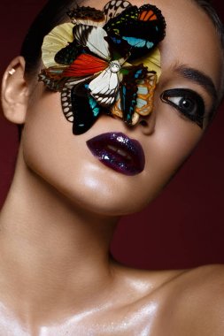 Parlak yaratıcı makyaj ve grafik okları ile güzel kız. Güzellik.