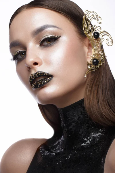 Hermosa chica con maquillaje de arte creativo negro y accesorios de oro. Cara de belleza . — Foto de Stock