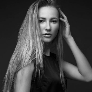 seksi manken uzun saçlı, genç Avrupa çekici, güzel gözler, mükemmel cilt Studio farklı pozlar gösterilen glamour vogue test fotoğraf çekimleri için poz