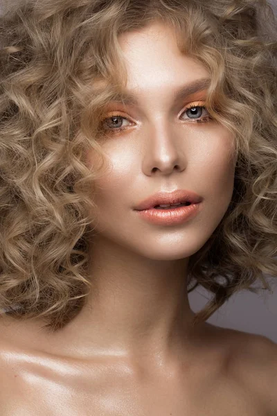 Beautiful blonde girl with curls and gentle make-up. Beauty face. — Stock Photo, Image