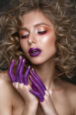 Bukleler ve sanat yaratıcı makyaj güzel sarışın kız. Güzellik.