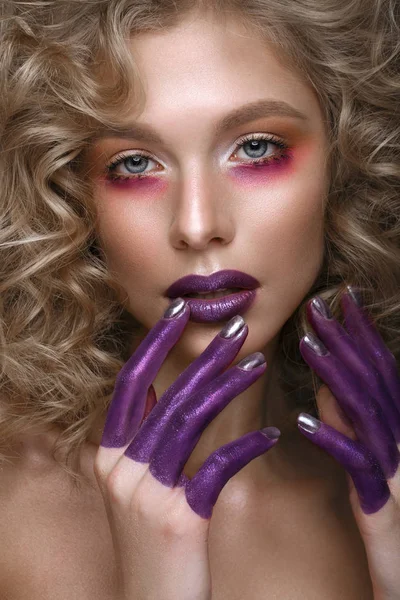 Hermosa chica rubia con rizos y arte creativo maquillaje. Cara de belleza . — Foto de Stock