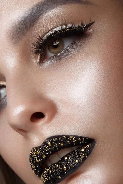 Hermosa chica con maquillaje de arte creativo negro. Cara de belleza . — Foto de Stock