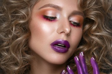 Bukleler ve sanat yaratıcı makyaj güzel sarışın kız. Güzellik.