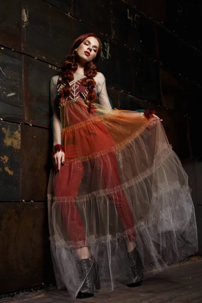 Όμορφο κορίτσι στη μοντέρνα διαφανή ρούχα σχεδιαστών για το θέτοντας στο studio. — Φωτογραφία Αρχείου