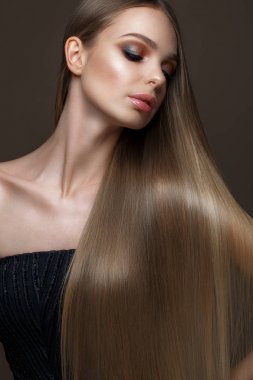 Güzel sarışın kız mükemmel düz saçlı, klasik makyaj ve kırmızı dudaklar. Güzellik