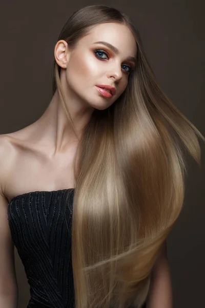 Schönes blondes Mädchen mit perfekt glattem Haar, klassischem Make-up und roten Lippen. Schönheit Gesicht — Stockfoto