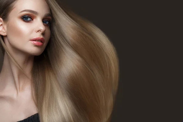 Красивая блондинка с идеально гладкими волосами, классический макияж и красные губы. Красота лица — стоковое фото