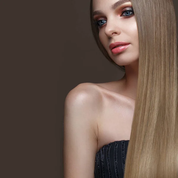 Schönes blondes Mädchen mit perfekt glattem Haar, klassischem Make-up und roten Lippen. Schönheit Gesicht — Stockfoto