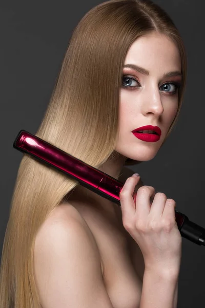 Piękna blond dziewczyna z idealnie gładkie włosy, curling, klasyczny makijaż i czerwone usta. Piękna twarz — Zdjęcie stockowe
