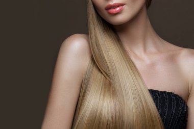 Klasik makyaj mükemmel pürüzsüz bir saçlı güzel sarışın kız. Güzellik