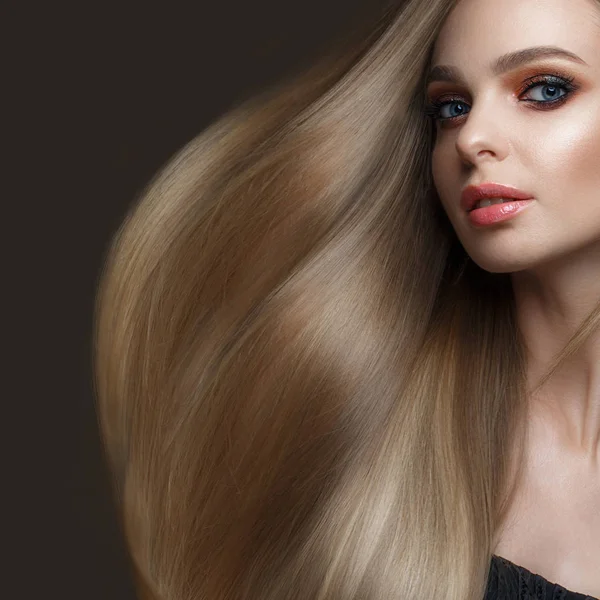 Beautiful blond girl with a perfectly smooth hair, classic make-up. Beauty face — Stock Photo, Image