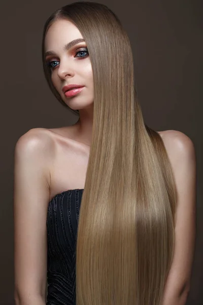 Menina loira bonita com um cabelo perfeitamente liso, maquiagem clássica. Cara de beleza — Fotografia de Stock