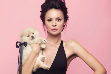 Yay, retro makyaj ve saç siyah elbiseli güzel kadın moda. Güzellik yüz ve vücut.