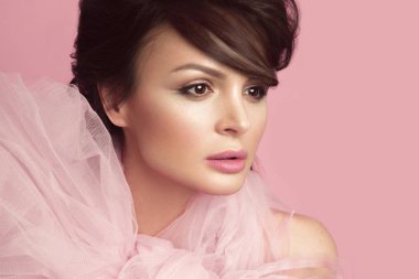 Yay, retro makyaj ve saç siyah elbiseli güzel kadın moda. Güzellik yüz ve vücut.