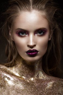 Yaratıcı parlak makyaj ile rhinestones güzel kızla. Güzellik.