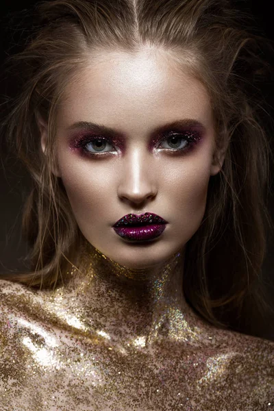 Mooi meisje met creatieve lichte make-up met strass. Schoonheid gezicht. — Stockfoto