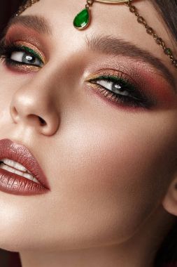 Yaratıcı renkli makyajlı güzel bir kız. Güzel surat..