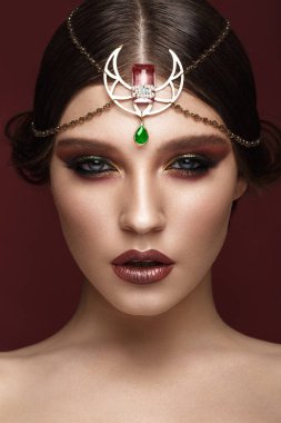 Yaratıcı renkli makyajlı güzel bir kız. Güzel surat..