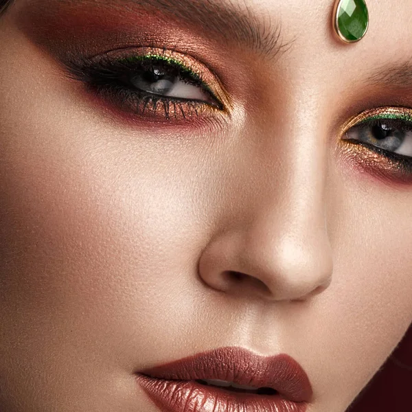 Vacker tjej med kreativ färgglad makeup. Skönhetsansikte. — Stockfoto