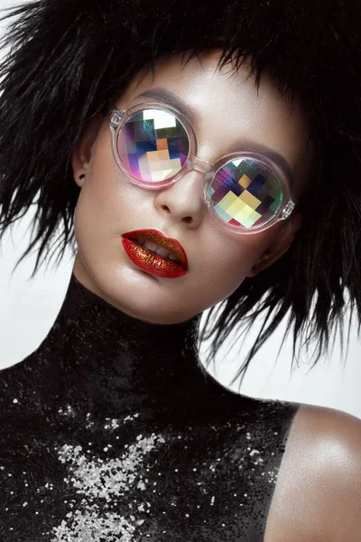Hermosa mujer de moda con maquillaje creativo, peluca y gafas de color. cara de belleza . — Foto de Stock