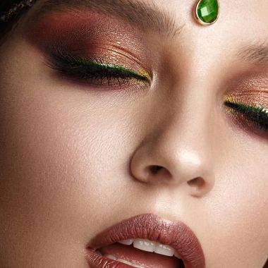 Yaratıcı renkli makyajlı güzel bir kız. Güzel surat..