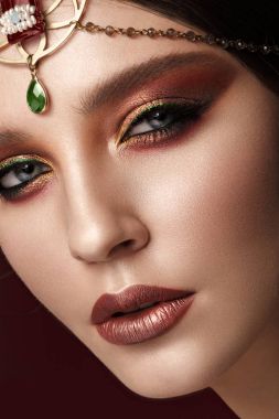 Yaratıcı renkli makyajlı güzel bir kız. Güzel surat..