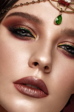 Yaratıcı renkli makyajlı güzel bir kız. Güzel surat..