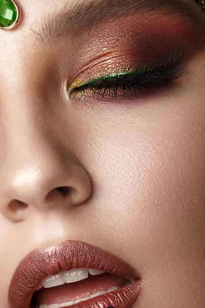 Yaratıcı renkli makyajlı güzel bir kız. Güzel surat..