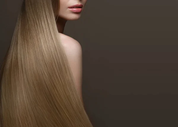 Mooi blond meisje met een perfect glad haar, klassieke make-up. Schoonheid gezicht — Stockfoto