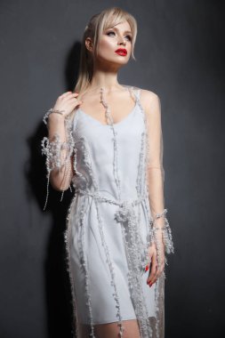 Tasarımcı moda şeffaf elbiseleri studio poz güzel kız.
