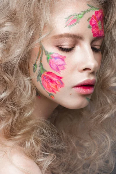 カールと顔に花柄の美しいブロンドの女の子。美しさの花. — ストック写真