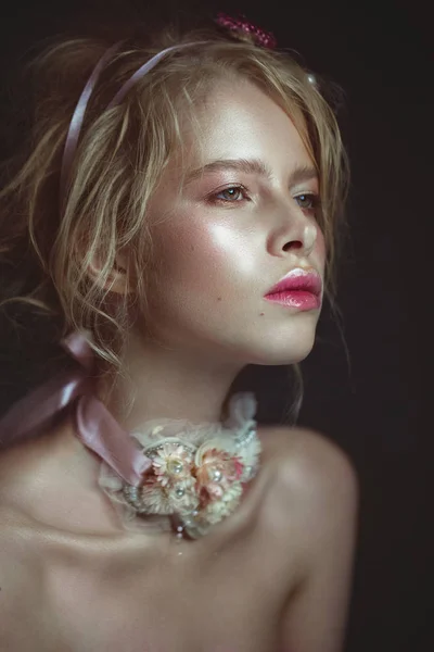 Hermosa chica rubia de moda con flores en el cuello y en el pelo, maquillaje desnudo mojado. Cara de belleza . —  Fotos de Stock