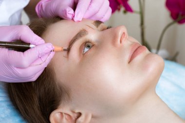 Çiller bir kadın Güzellik Salonu olarak dövme kalıcı microblasting