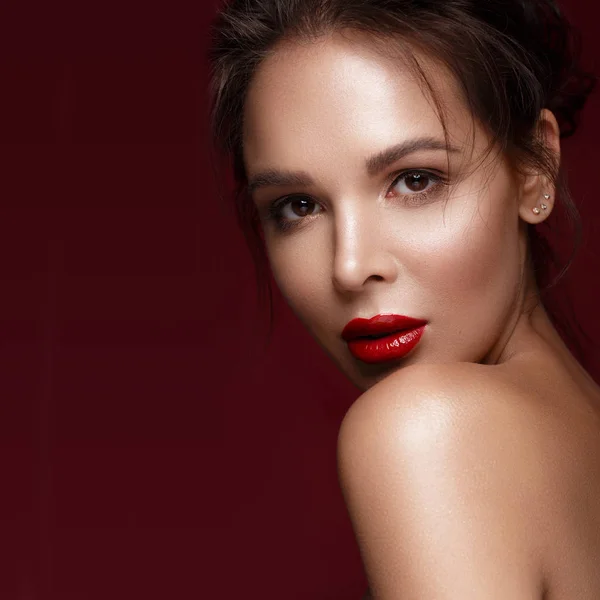 Hermosa chica en Hollywood imagen con maquillaje clásico y labios rojos. Cara de belleza . — Foto de Stock