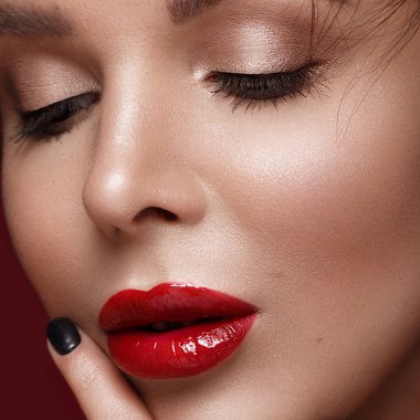 Hollywood görüntü klasik makyaj ve kırmızı dudaklar ile güzel kız. Güzellik.