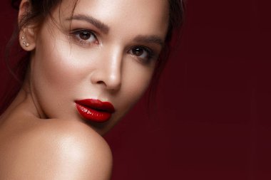 Hollywood görüntü klasik makyaj ve kırmızı dudaklar ile güzel kız. Güzellik.