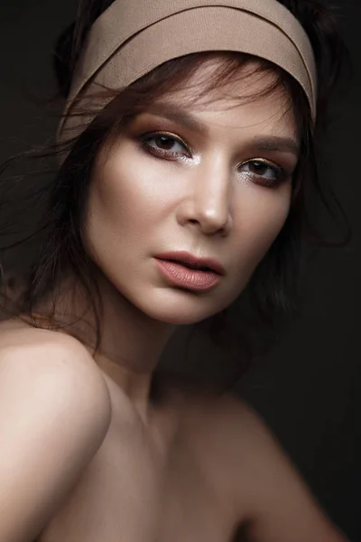 Belle femme avec un maquillage lumineux et une peau parfaite. Beauté visage . — Photo