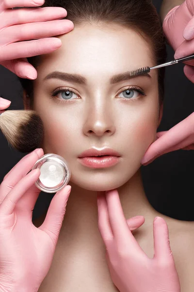 Mooi jong meisje met natuurlijke naakte make-up met cosmetisch gereedschap in de handen. Schoonheidsgezicht. — Stockfoto