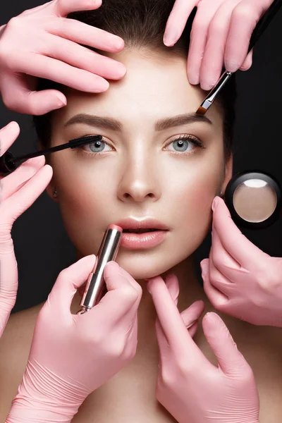 Mooi jong meisje met natuurlijke naakte make-up met cosmetisch gereedschap in de handen. Schoonheidsgezicht. — Stockfoto