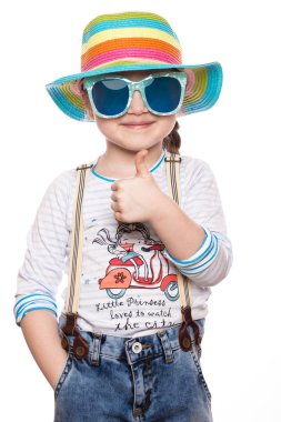 Bir yaz panama, denim tulum ve güneş gözlüğü, küçük bir kız.