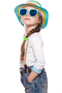 Bir yaz panama, denim tulum ve güneş gözlüğü, küçük bir kız.