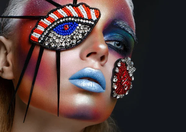 Hermosa chica con maquillaje creativo en estilo pop art. Cara de belleza . — Foto de Stock