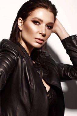 Siyah deri elbise, rock, koyu makyaj, ıslak saç tarzı kız modelinde cesur.