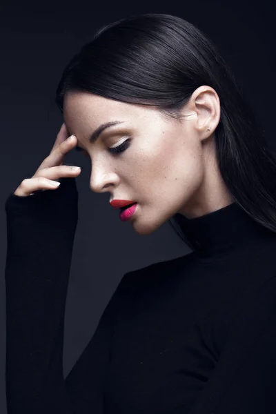 Hermosa chica morena en un vestido negro, cabello liso y maquillaje de moda. Cara de belleza glamour . — Foto de Stock