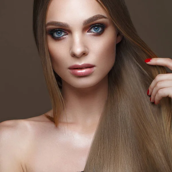 Beautiful blond girl with a perfectly smooth hair, classic make-up. Beauty face — Stock Photo, Image
