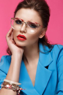 Yaratıcı makyaj ve moda stil pembe zemin üzerine mavi elbiseli güzel kız. Güzellik.