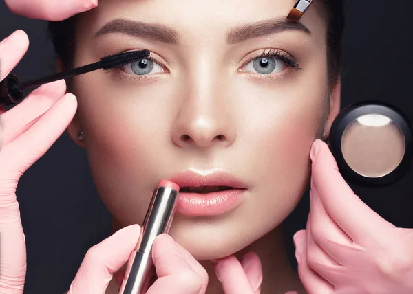 Mooi jong meisje met natuurlijke naakte make-up met cosmetisch gereedschap in de handen. Schoonheidsgezicht. — Stockfoto