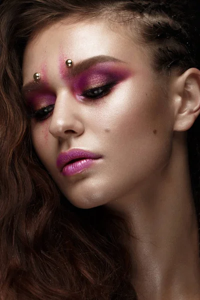 Chica morena con un peinado creativo trenzas, maquillaje de arte y las orejas de los elfos. Cara de belleza . — Foto de Stock